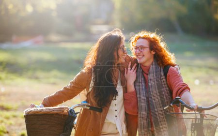 Téléchargez les photos : Deux copines dans un parc verdoyant - en image libre de droit