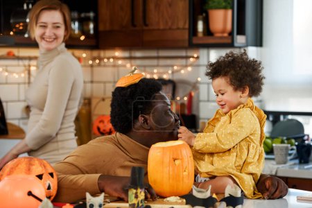 Téléchargez les photos : Heureuse famille multiraciale se préparant à Halloween - en image libre de droit