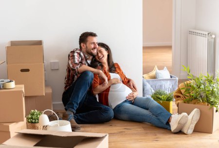 Téléchargez les photos : Jeune couple, futurs parents dans un nouvel appartement - en image libre de droit