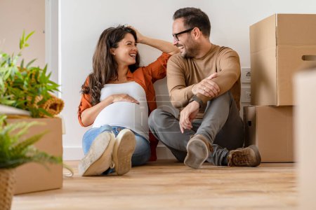 Téléchargez les photos : Jeune couple, futurs parents dans un nouvel appartement - en image libre de droit