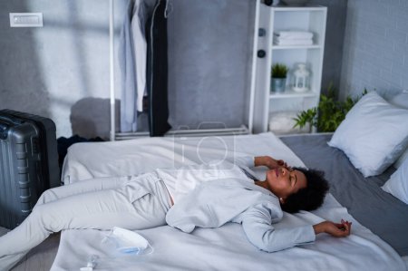 Téléchargez les photos : Femme noire voyageur, épuisé d'un voyage faire une sieste - en image libre de droit