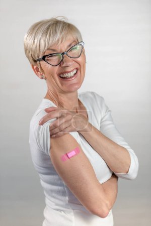 Téléchargez les photos : Portrait d'une belle femme âgée qui vient de se faire vacciner - en image libre de droit