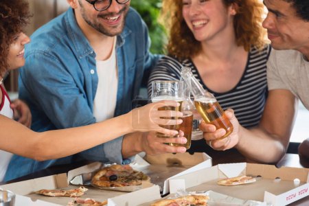 Téléchargez les photos : Amis manger de la pizza et boire de la bière - en image libre de droit