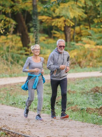 Foto de Senior pareja corredores al aire libre - Imagen libre de derechos