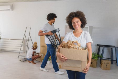 Foto de Familia afroamericana mudarse a un nuevo apartamento - Imagen libre de derechos