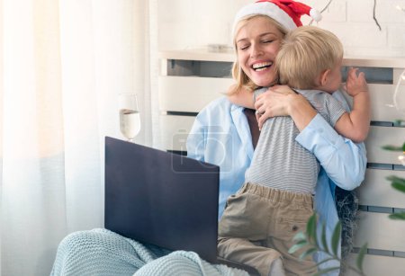 Téléchargez les photos : Mère et fils passent du temps ensemble pendant les vacances de Noël - en image libre de droit