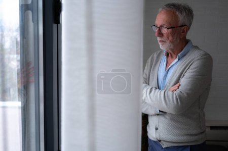 Téléchargez les photos : Portrait d'un homme barbu âgé avec des lunettes - en image libre de droit