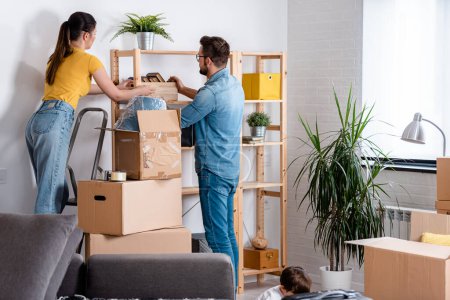 Téléchargez les photos : Family moving into new apartment - en image libre de droit