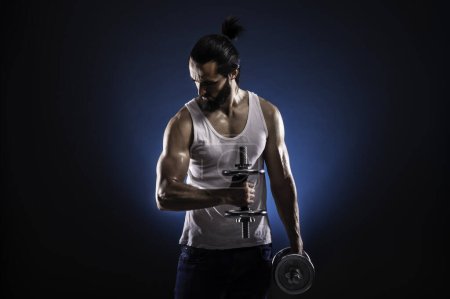 Téléchargez les photos : Musclé homme avec parfait corps studio shot. - en image libre de droit