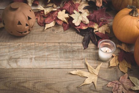 Téléchargez les photos : Halloween automne carte de voeux de fond avec des feuilles colorées, citrouilles et lanterne. Couleur orange et marron. - en image libre de droit