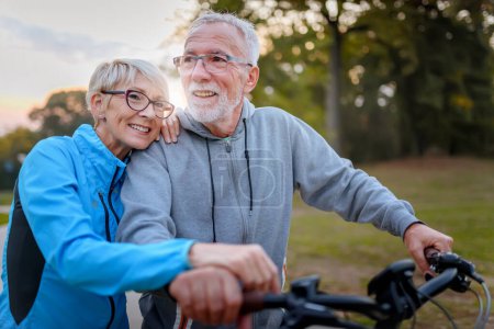 Téléchargez les photos : Heureux couple senior vélo d'équitation - en image libre de droit