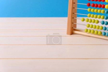 Foto de Ábaco de madera y botones de colores - Imagen libre de derechos