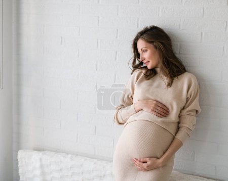 Foto de Primer plano retrato de joven hermosa mujer embarazada - Imagen libre de derechos