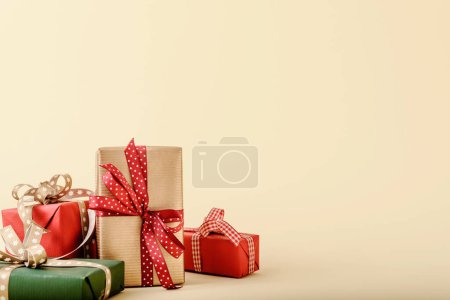 Geschenkboxen auf blassem Hintergrund.