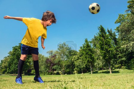 Foto de Niño pequeño jugador de fútbol en un campo - Imagen libre de derechos