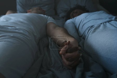 Foto de Pareja joven enamorada acostada en la cama - Imagen libre de derechos