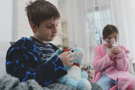 Téléchargez les photos : Petit garçon et fille jouer à l'hôpital avec jouet - en image libre de droit