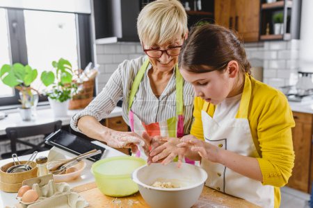 Téléchargez les photos : Mamie avec petite-fille faire des cookies - en image libre de droit