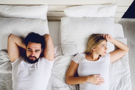Téléchargez les photos : Beau couple couché sur le lit - en image libre de droit