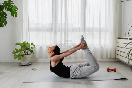 Téléchargez les photos : Jeune femme faisant des exercices de yoga - en image libre de droit