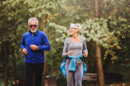 Téléchargez les photos : Senior couple jogging dans le parc - en image libre de droit
