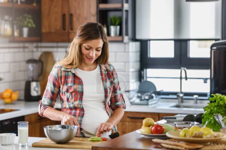 Foto de Mujer embarazada preparando alimentos saludables - Imagen libre de derechos