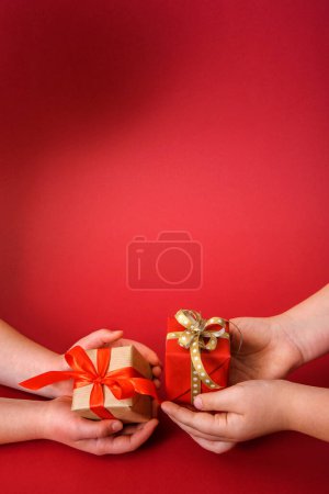 Téléchargez les photos : Résumé conceptuel vacances d'hiver fond. Des mains humaines tenant des cadeaux de Noël. Concept de don et de partage. - en image libre de droit