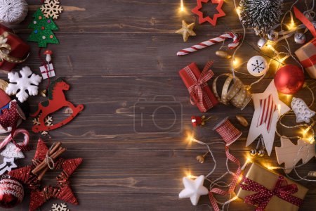 Téléchargez les photos : Fond de Noël avec décorations sur surface en bois - en image libre de droit