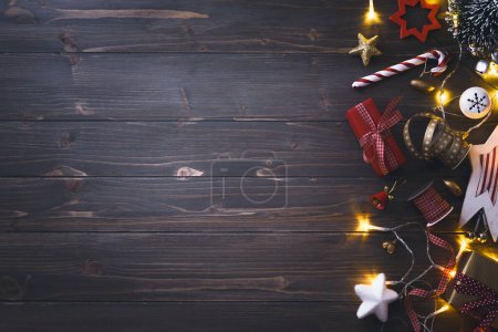 Téléchargez les photos : Fond de Noël avec décorations sur surface en bois - en image libre de droit
