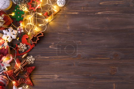 Foto de Fondo de Navidad con decoraciones en superficie de madera - Imagen libre de derechos