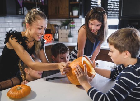 Téléchargez les photos : Joyeux Halloween. famille dans la cuisine, s'amuser - en image libre de droit