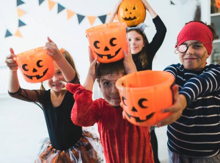 Foto de Niños con cestas en trajes de halloween - Imagen libre de derechos