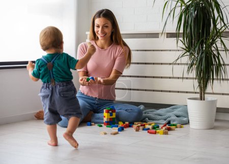 Foto de Madre jugando con el hijo, usando cubos de madera - Imagen libre de derechos