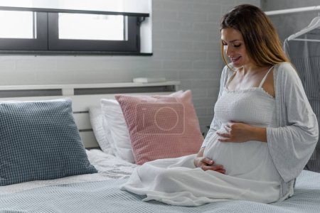 Foto de Mujer embarazada en la cama - Imagen libre de derechos