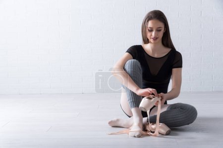 Foto de Hermosa bailarina de ballet preparándose para bailar - Imagen libre de derechos