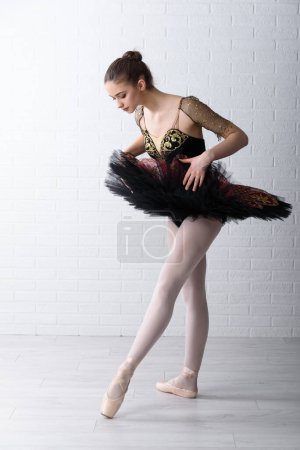 Foto de Hermosa bailarina en estudio de ballet - Imagen libre de derechos