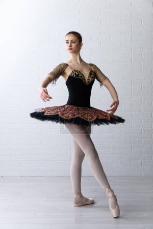 Foto de Hermosa bailarina en estudio de ballet - Imagen libre de derechos