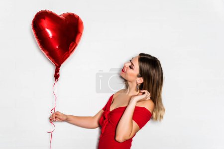 Téléchargez les photos : Belle jeune femme avec plein de ballons rouges. Saint-Valentin et concept de la Journée internationale de la femme - en image libre de droit