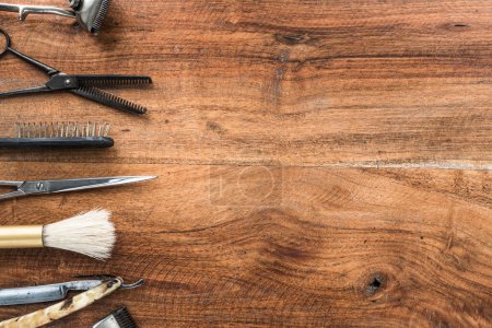 Téléchargez les photos : Ensemble d'outils de coiffeur professionnel sur fond en bois - en image libre de droit