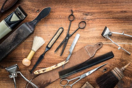 Foto de Conjunto de herramientas profesionales de peluquería sobre fondo de madera - Imagen libre de derechos
