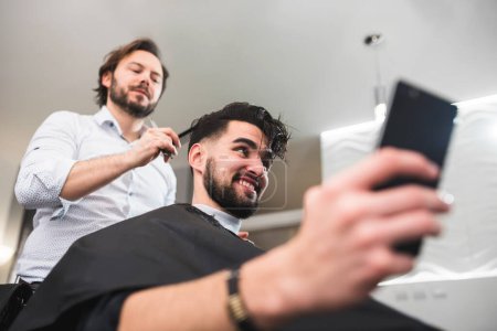 Foto de Cliente masculino en un salón de peluquería profesional - Imagen libre de derechos
