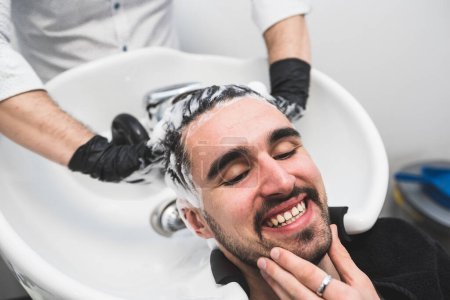 Téléchargez les photos : Client masculin dans un salon de coiffure professionnel - en image libre de droit