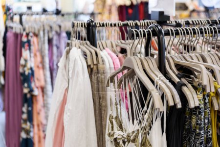 Téléchargez les photos : Magasin de vêtements dans la boutique - en image libre de droit