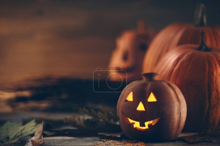 Foto de Halloween calabaza jack linterna con vela ardiente - Imagen libre de derechos