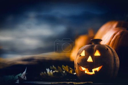 Téléchargez les photos : Halloween citrouille Jack lanterne avec bougie allumée - en image libre de droit