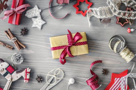 Téléchargez les photos : Coffrets cadeaux de Noël et décor sur fond en bois - en image libre de droit