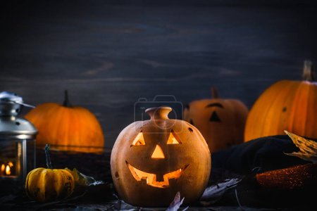 Foto de Halloween calabaza jack linterna con vela ardiente - Imagen libre de derechos