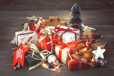 Foto de Cajas de regalo de Navidad y decoración sobre fondo de madera - Imagen libre de derechos