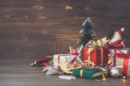 Téléchargez les photos : Coffrets cadeaux de Noël et décor sur fond en bois - en image libre de droit