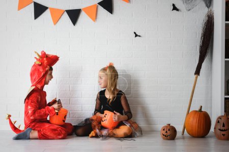Foto de Concepto de Halloween. feliz niña y niño en trajes - Imagen libre de derechos
